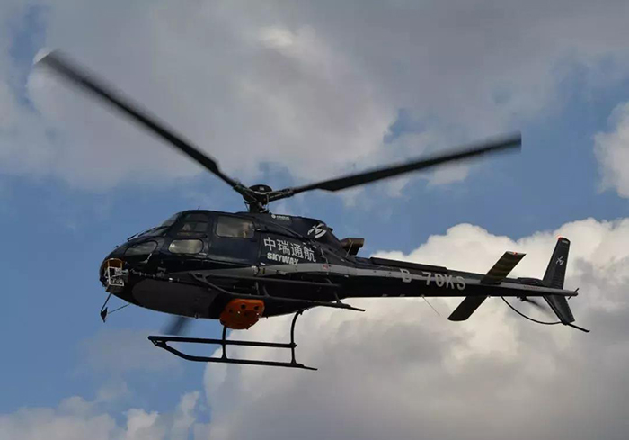搭载倾斜摄影设备的直升机